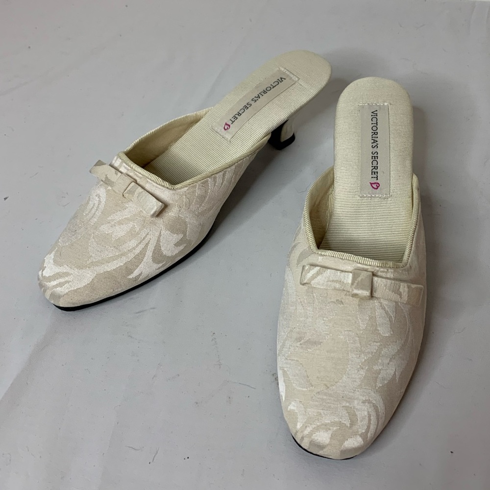 NWOT VS CREAM BROCADE MULES SIZE M